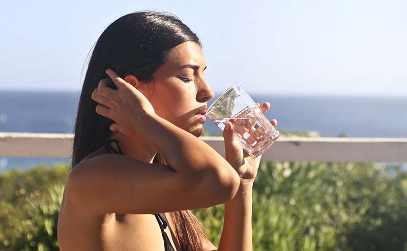 Bebe agua e hidrátate para cuidar tu piel