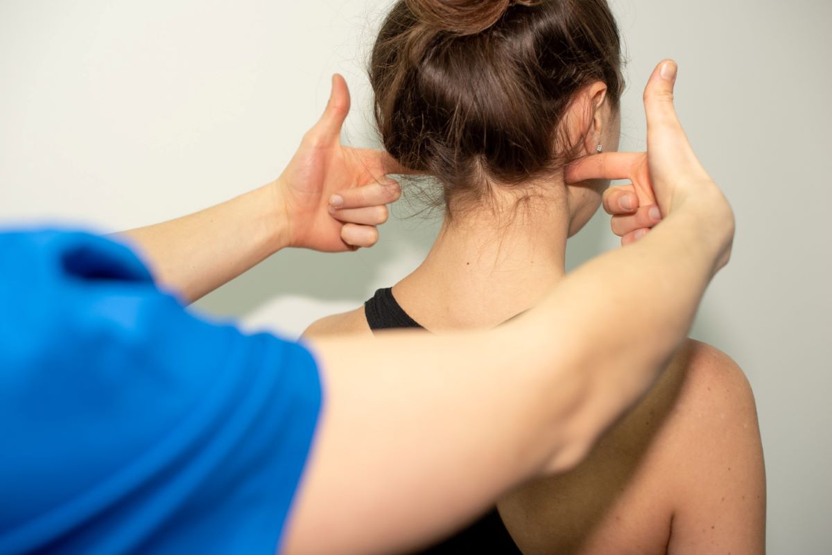 Causas de dolor de cuello, cabeza y hombros: síntomas de contractura  cervical - Quintana Massages