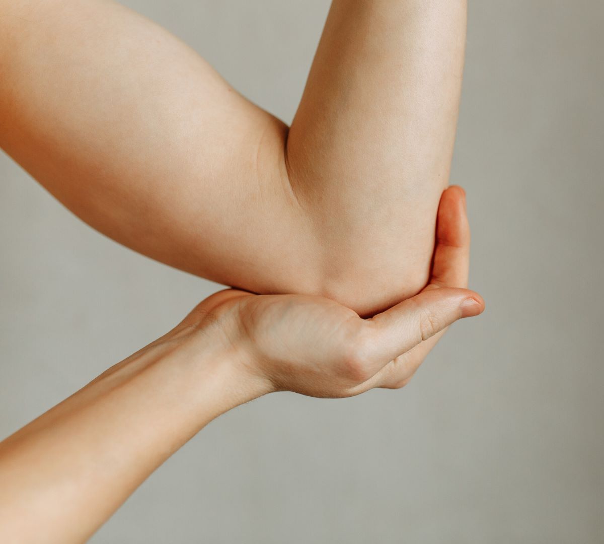 Clínica Del Dolor - La artrosis de las articulaciones de las manos se  produce por un desgaste del cartílago de estas articulaciones. Suele  producir dolor, rigidez, dificultad para mover los dedos y