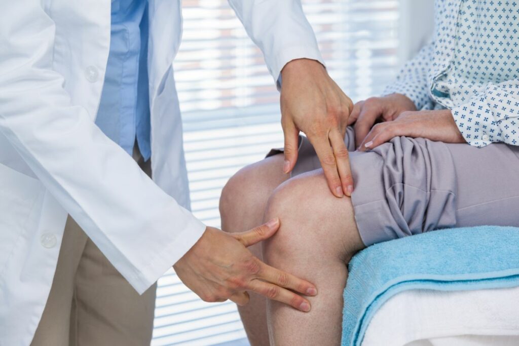 Cómo saber si tengo líquido en la rodilla: síntomas y diagnóstico