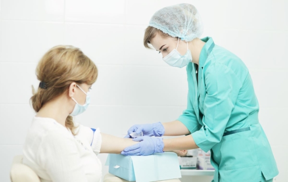 enfermera realizando extracción de sangre enfermera realizando extracción de sangre