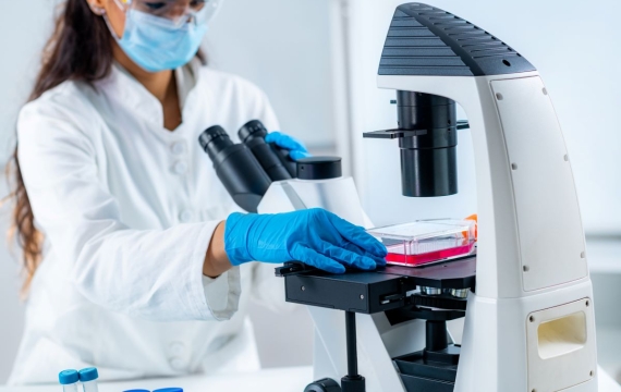 microscopio-análisis-clínico