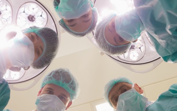 equipo-ginecólogos-operando-en-valencia