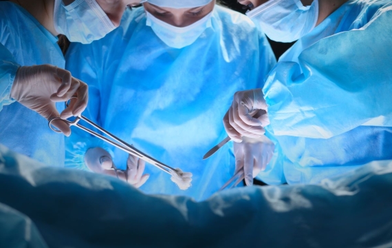 realizando-operacion-rodilla