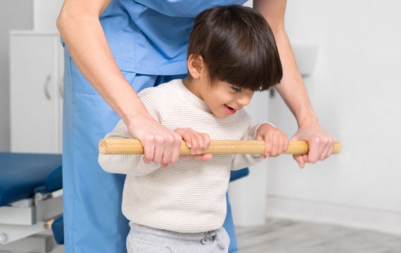fisioterapeuta-enseñando-a-caminar fisioterapeuta-enseñando-a-caminar