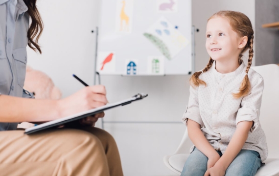 psicologa-con-niña psicologa-con-niña