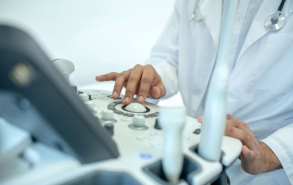 realizando-ecografia-valencia