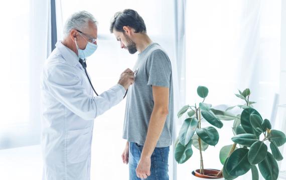 cardiólogo auscultandopaciente auscultando paciente en valencia