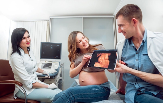 ginecóloga-con-pareja-embarazada-en-valencia diagnóstico-prenatal-valencia